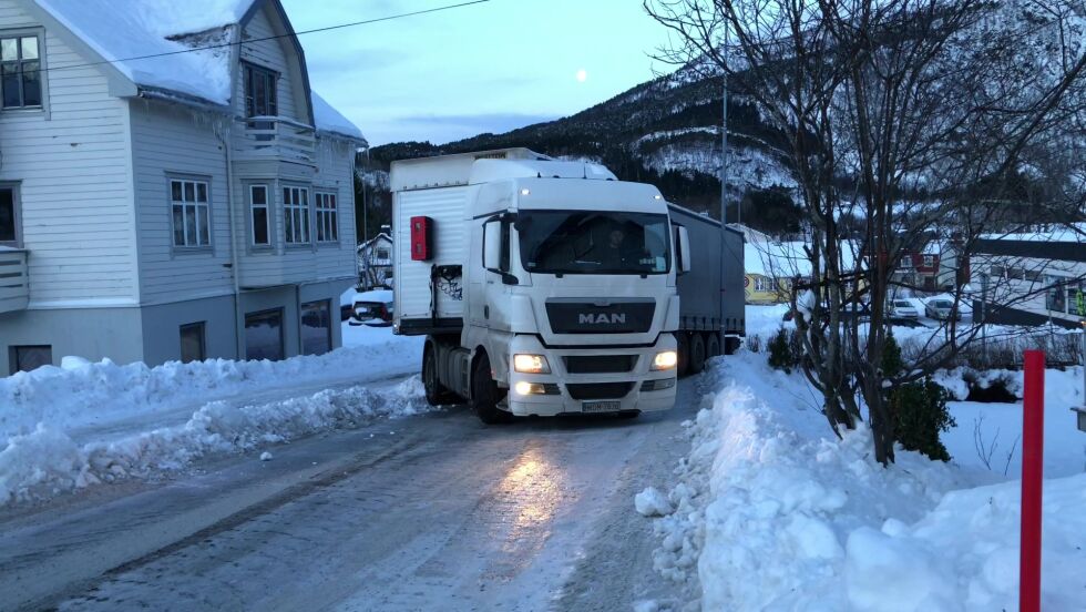 Trailer sette seg fast på Vatne