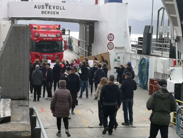 Ungdomsskuleelevar storma ferja og stoppa anleggsmaskin
