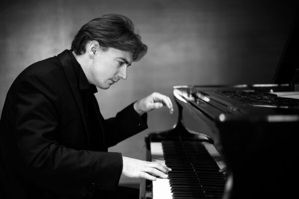 Verdskjent pianist til Brattvåg