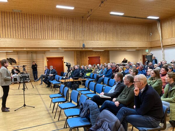 Følg livesendinga frå folkemøtet på Haramsøya