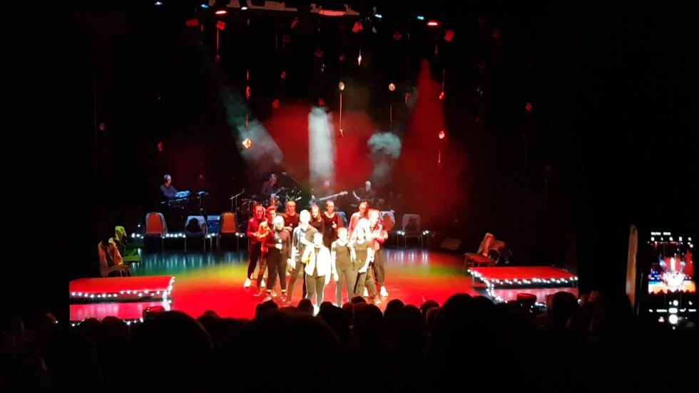 Uhørt framfører «All you need is love»