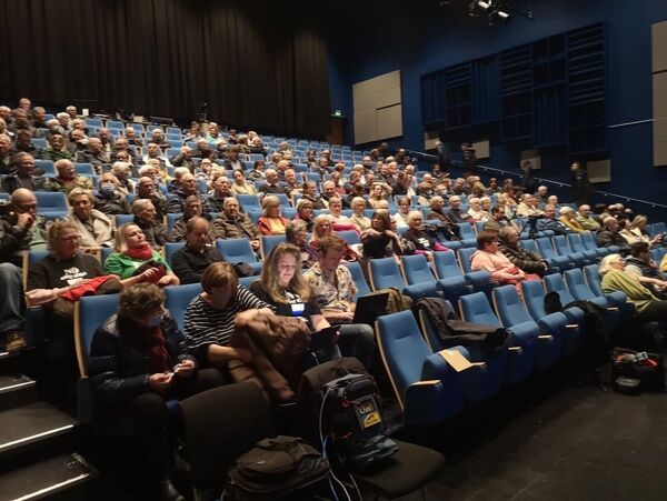 Sjå livesendinga frå folkemøtet på Ingebrigt Davik-huset