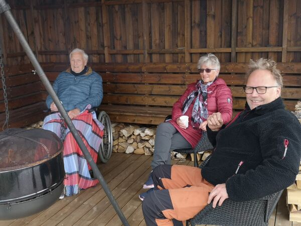 Endelig lov å få besøk etter koronarestriksjonane