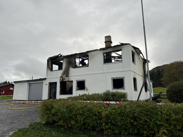 Politiet siktar mann etter brann på Hildre
