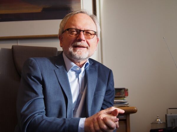 Ottar Brage Guttelvik blei takka av som fylkeskommunedirektør