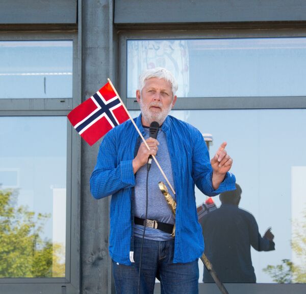 Vindkraftaktivist med Bibelen i hand
