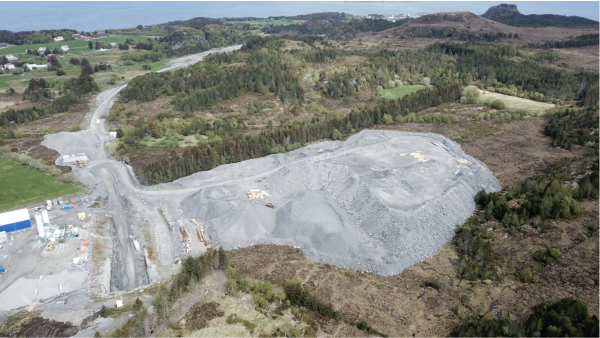 Tunnelstein frå Fjørtofta til fiskerihamna på Gjøsund