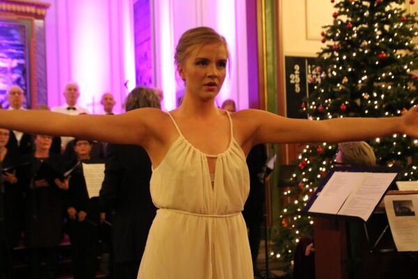 To kor, eit musikklag, eit korps og ein ram organist fylte Harøy-kyrkja  med musikalsk julestemning