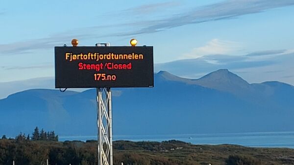Kvifor var tunnelane skilta som stengt, medan bommen var oppe?