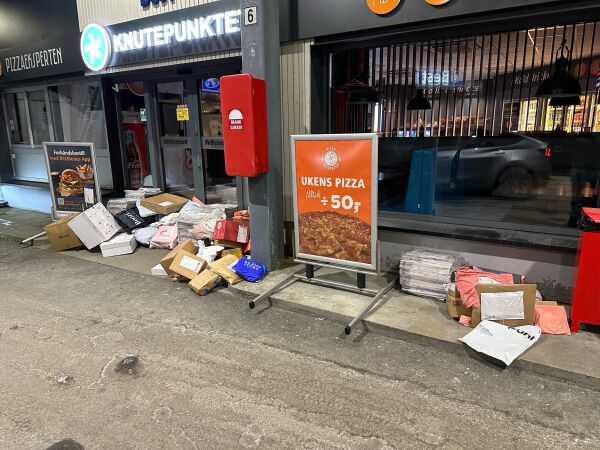 Pakkane låg strødd midt på natta