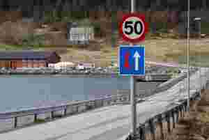 Kystverket utplasserer beredskapsbru på Terøybrua