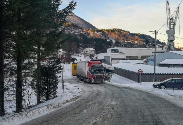 Utanlandske trailerer har sklidd og sperrar vegen ved Vard i Brattvåg