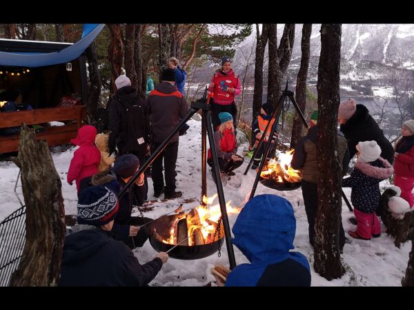 Barnas Turlag med kveldsmattur til lysløypa på Skodje