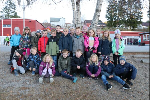 Friske 1. klassingar ved Tennfjord skule