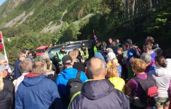 Politiet er på Haramsøya for å opne fjellvegen