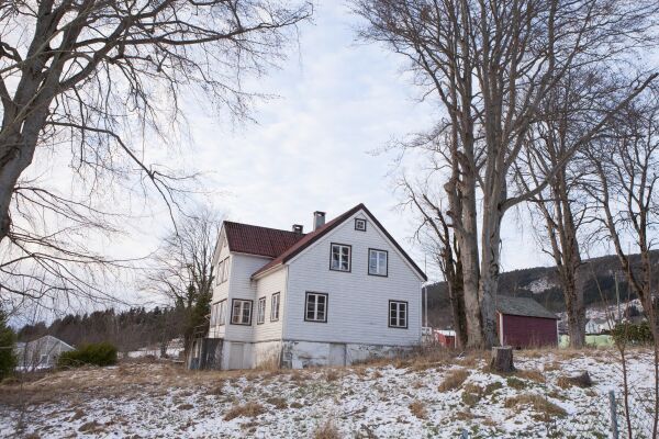 Prestegarden vart seld onsdag