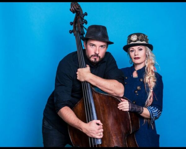 Midsunding spelar kontrabass som eit heilt orkestar
