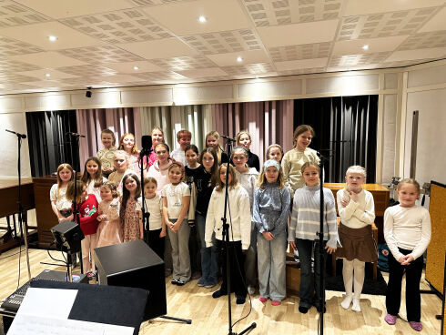 Koret bytta namn – og fekk dra i studio