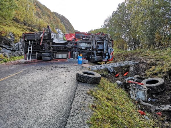 Fire på sjukehus, men ingen alvorleg skadd etter at brannbil i utrykning velta