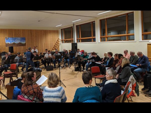 Kor og storband i  spennande samarbeid