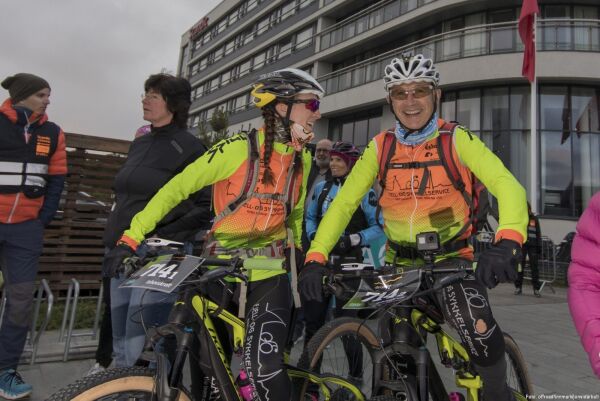 Far og dotter sykla 700 kilometer i verdas lengste offroad sykkelritt
