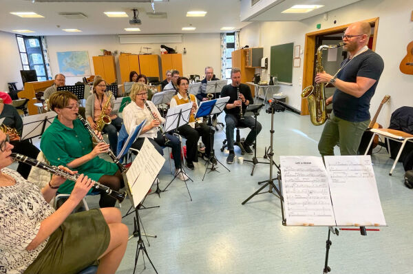 Musikkfest med janitsjaren og Adam Douglas