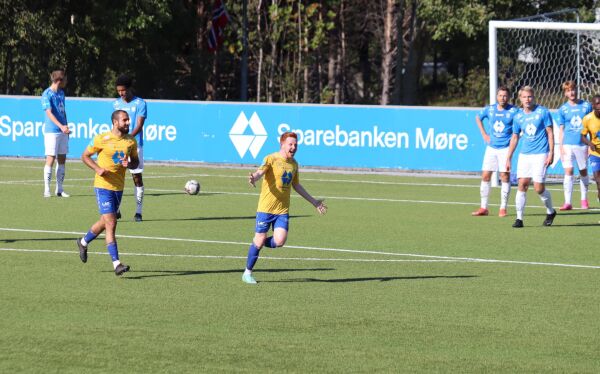 Festfotball av Brattvåg mot Hødd