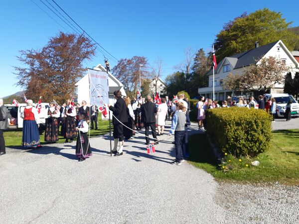 17. mai-tog frå Gamlem og Søvik til Hamnsund kyrkje