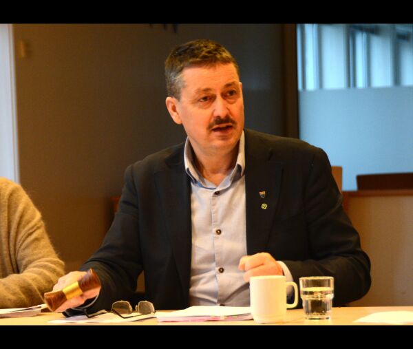 Skeptisk til at toppleiinga blir plassert i Ålesund