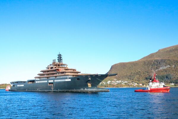 REV Ocean slepast i dokk