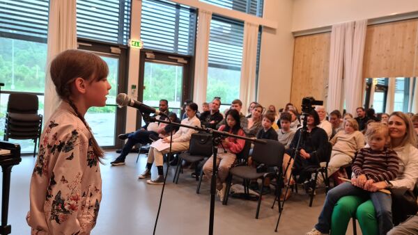 Sjarm og speleglede på Vatne