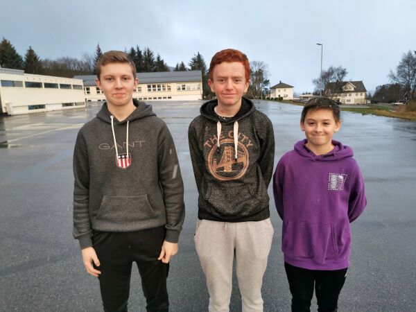 Daniel, Bjørn og Oskar skal klippe snora