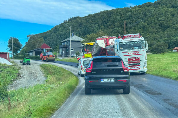 Asfaltarbeid langs Hildrestrandvegen