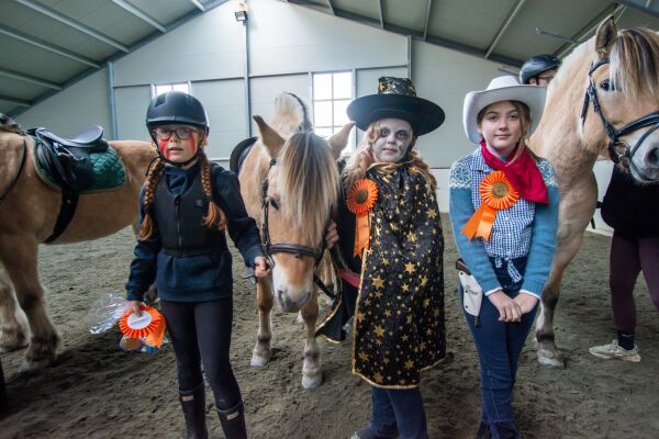 Hest og ryttarar i stilfulle kostymer