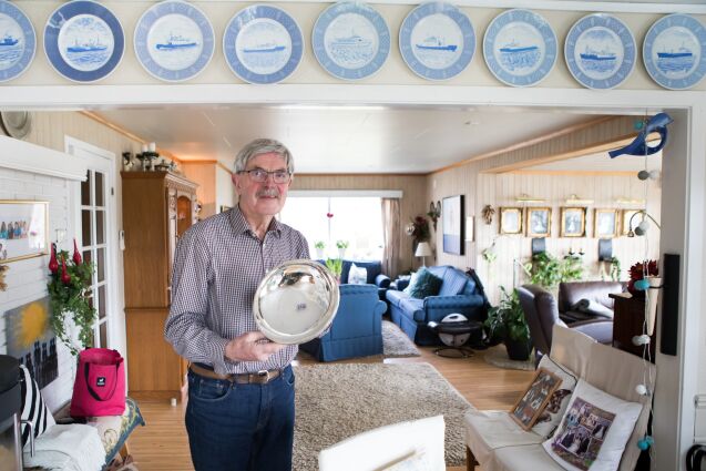 Hoppa på havet for å redde ferjepassasjer