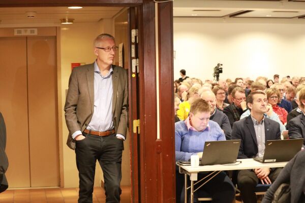 Fylkestingsrepresentant Bjørn Sandnes (H) må sjå voteringa frå gangen