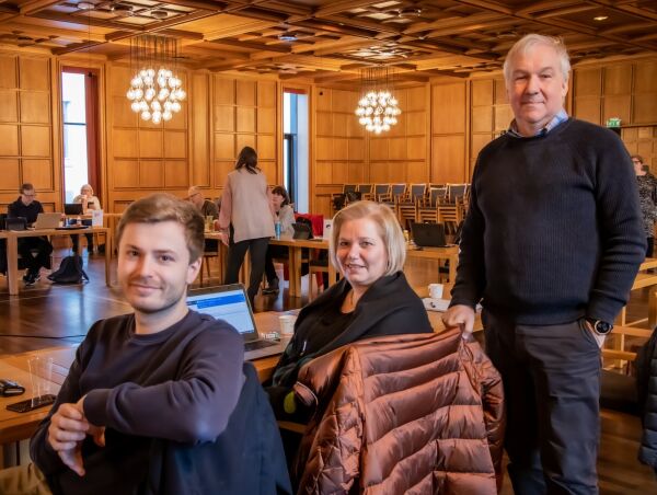 – Sett deg godt inn i saka og nytt røysteretten din!