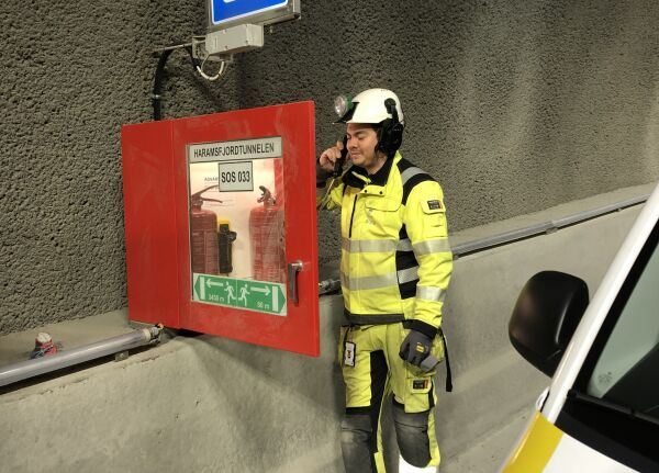 – Bruk naudtelefonen