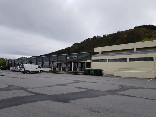 Skulen bør renoverast i eitt byggetrinn, ikkje to
