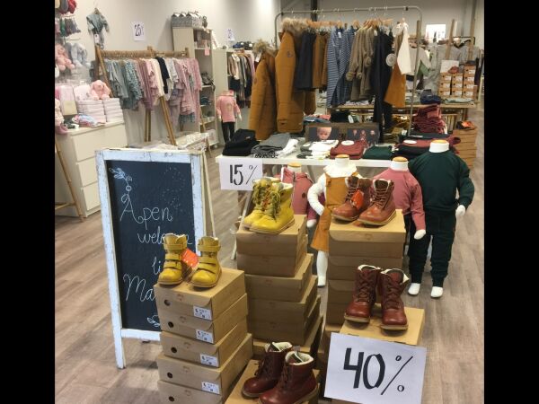 Lille Mathilde har starta pop up-butikk på Eidet