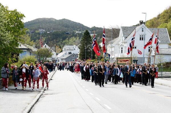 Brattvåg i raudt, kvitt og blått
