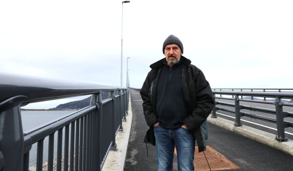 Høyrer brølet frå brua på stova