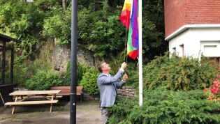 Tysdag heisa ordførar Vebjørn Krogsæter Pride-flagget i miljøgata i Brattvåg.