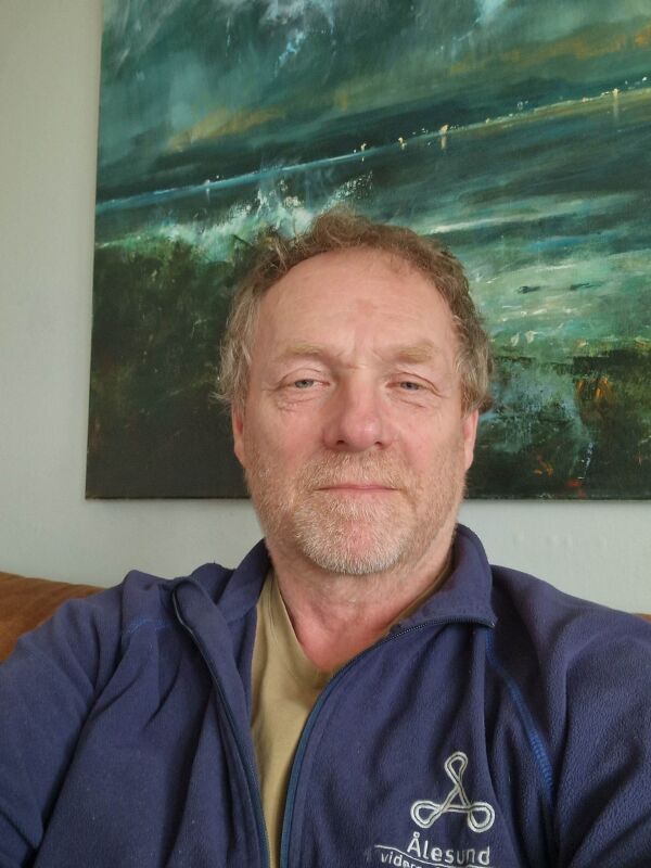 Han stiller ut kunst på fyret i helga