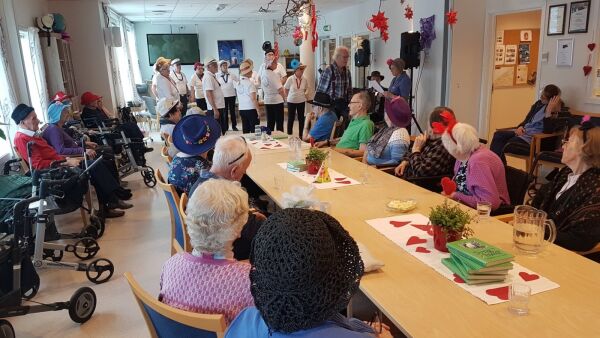 Slo seg lause med hatteparty