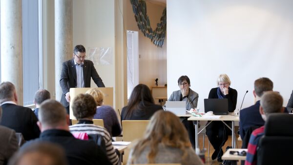 Kommunehus-saka vart sett på vent