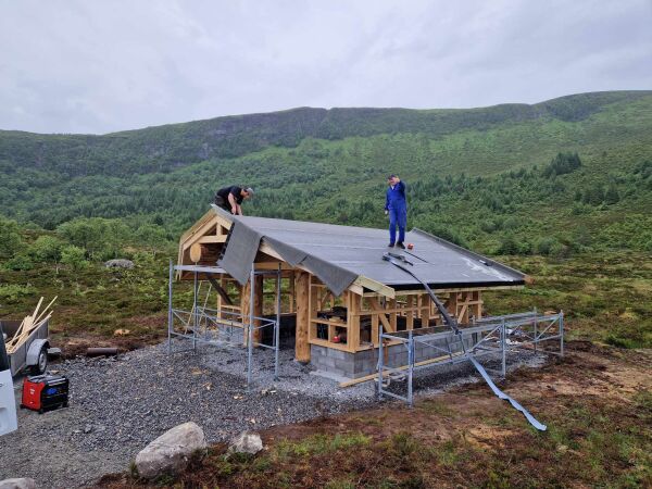 Alvestadreiten og Alvestad Utmarkslag bygg gapahuk: