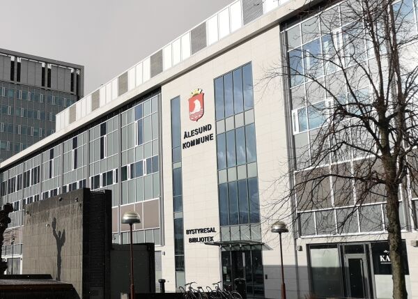 Held pressekonferanse om koronasituasjonen
