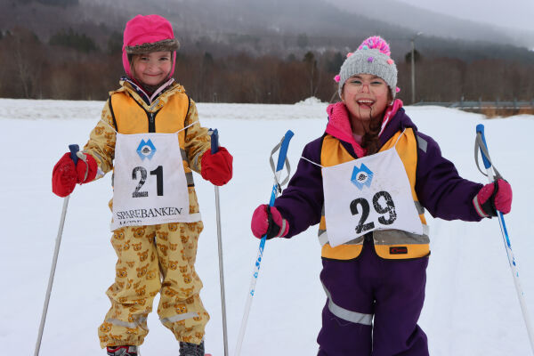 Layal og Polina kosa seg i skisporet