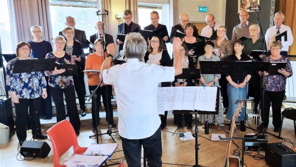Harøykoret underheldt på Varden